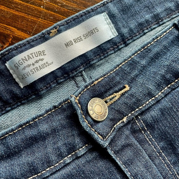 Signature Levi Strauss Mid Rise Cuffed Shorts - Picture 5 of 6